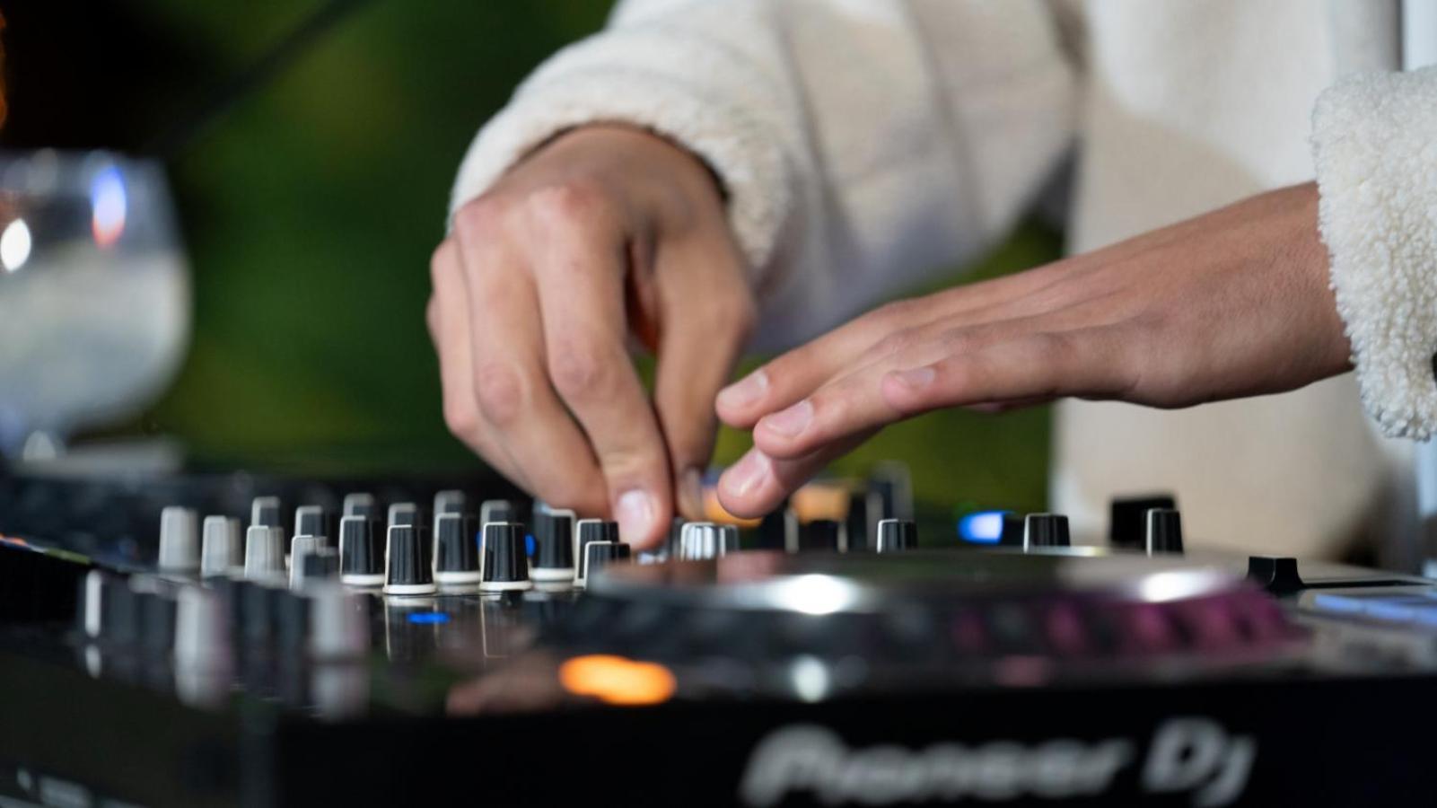 The Abdali Boulevard Hotel Amman Exterior photo A DJ using a CDJ-2000