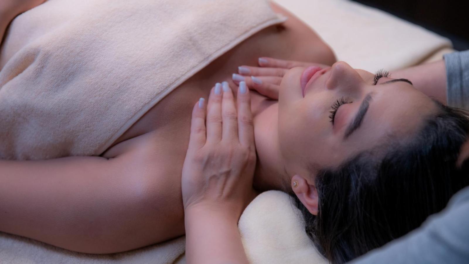 The Abdali Boulevard Hotel Amman Exterior photo A woman receiving a facial massage