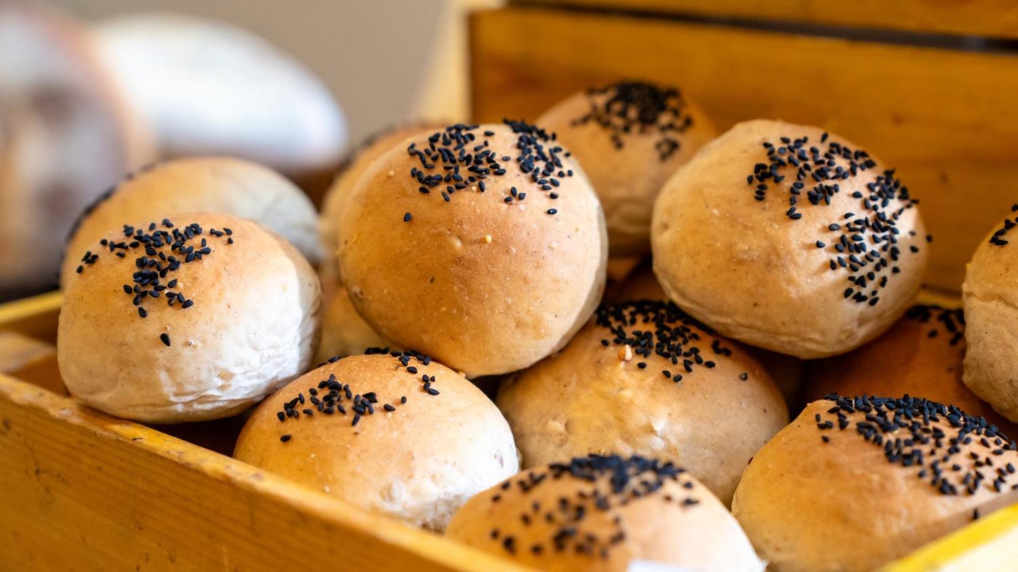 The Abdali Boulevard Hotel Amman Exterior photo Buns with sesame seeds