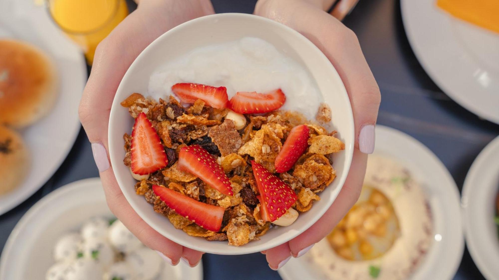The Abdali Boulevard Hotel Amman Exterior photo A bowl of granola with strawberries